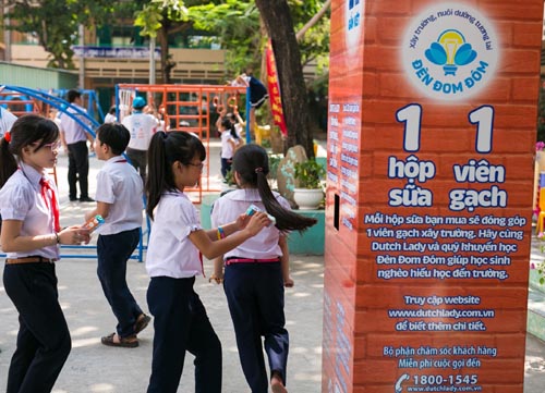 "Một hộp sữa, một viên gạch" xây trường Đèn Đom Đóm ảnh 1